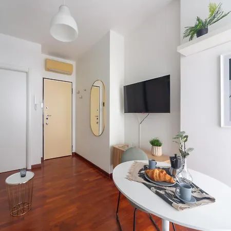 The Rent - One-bedroom With A Terrace In Corso Sempione 아파트